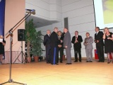 Uroczystość wręczenie nagród i wyróżnień - TARGI EDURA 2011. Nagrodę wręcza przedstawicielowinaszej firmy Komendant Główny Państwowej Straży Pożarnej