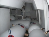 Zbiorniki umieszczone wewnątrz łodzi ratunkowej
