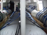 Zbiorniki umieszczone wewnątrz łodzi na ławkach dla pasażerów