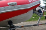 RIB-Połączenie pontonu z łodzią z laminatu.