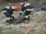 Wypadek na ćwiczeniach w Krakowie w kwietniu 2011 - standardowe zapory /czarne/ jakie dotychczas są stosowane samoistnie osuwają się ze skarpy i uderzają w nowoczesny wał naszej firmy. Nasz wał wytrzymuje uderzenie - JEST SKUTECZNY!