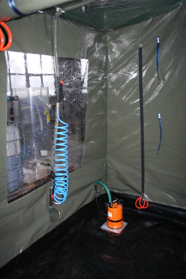 Wnętrze kabiny dekontaminacyjnej, System natryskowy, ręczny natrysk oraz pompa do odprowadzenia wody