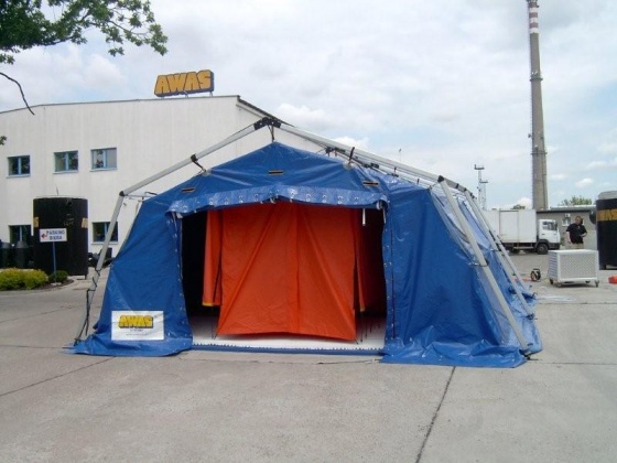 Namiot dekontaminacyjny TM 54 przygotowany do akcji.