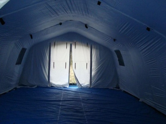 Wnętrze namiotu z podpinką ocieplającą.